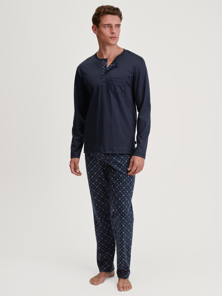 Herren-Model trägt Pyjama, lang aus 100% Baumwolle in Blau, Gemustert aus Serie Relax Selected 4 von CALIDA, Vorderansicht