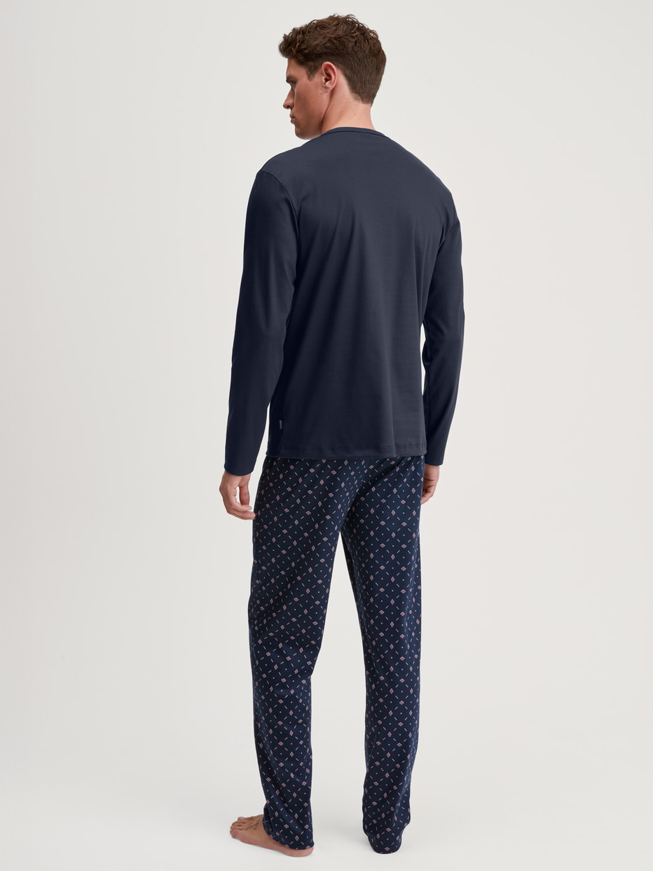 Herren-Model trägt Pyjama, lang aus 100% Baumwolle in Blau, Gemustert aus Serie Relax Selected 4 von CALIDA, Rückansicht