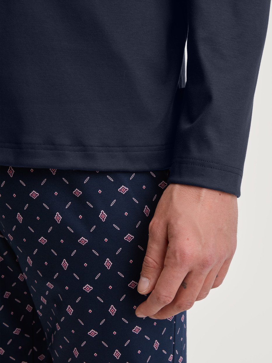 Herren-Model trägt Pyjama, lang aus 100% Baumwolle in Blau, Gemustert aus Serie Relax Selected 4 von CALIDA, Detail