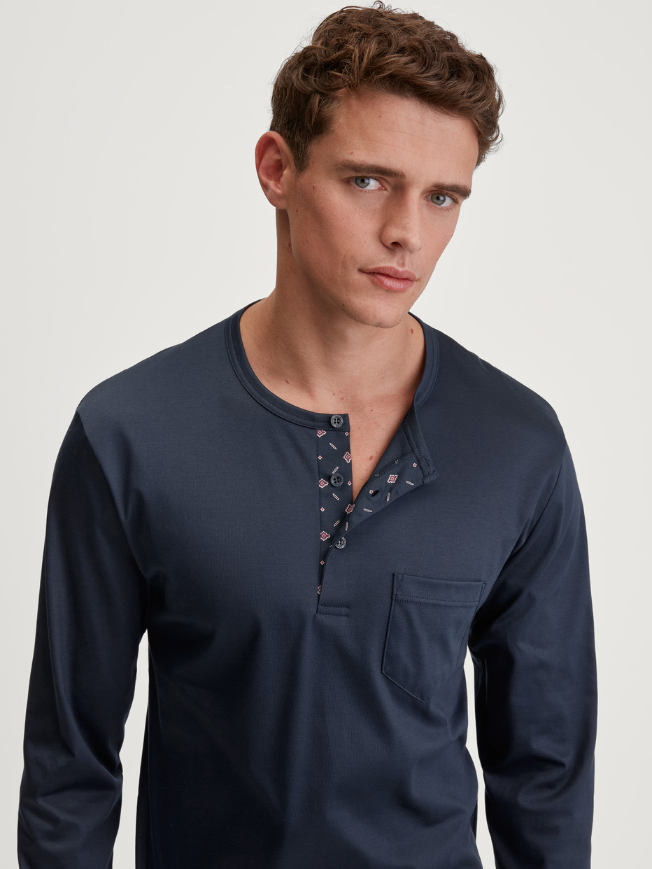 Herren-Model trägt Pyjama, lang aus 100% Baumwolle in Blau, Gemustert aus Serie Relax Selected 4 von CALIDA, Zusatzbild