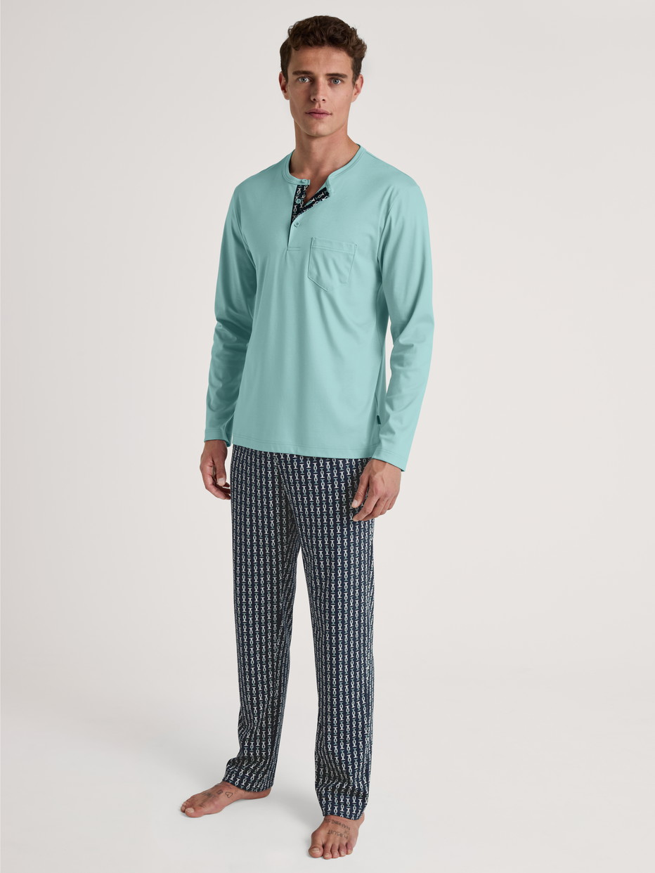 Herren-Model trägt Pyjama, lang aus 100% Baumwolle in Türkis, Gemustert aus Serie Relax Selected 2 von CALIDA, Vorderansicht