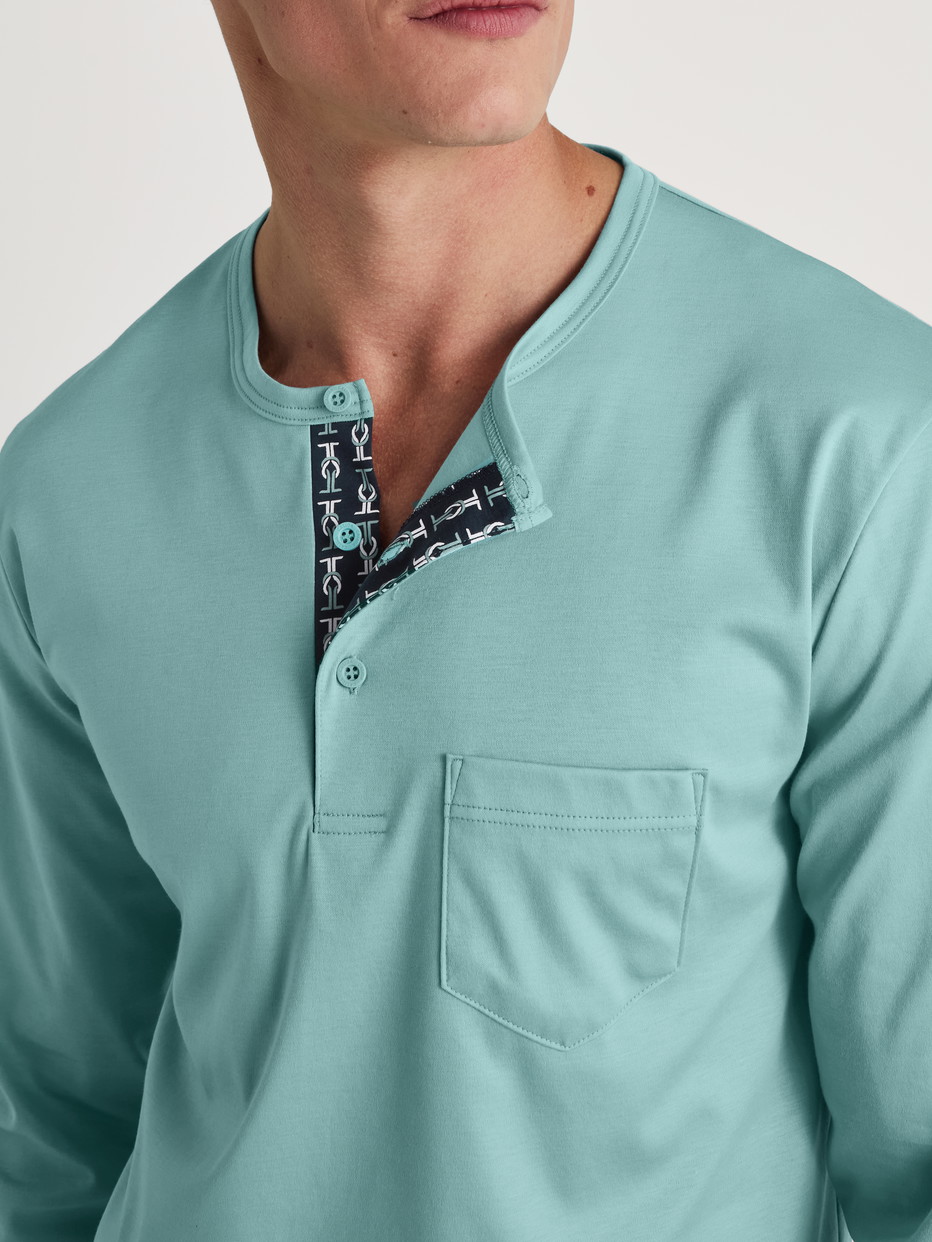 Herren-Model trägt Pyjama, lang aus 100% Baumwolle in Türkis, Gemustert aus Serie Relax Selected 2 von CALIDA, Detail