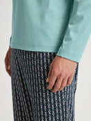 La modella / Il modello Uomo indossa Pigiami, lunghi in 100% cotone di colore Turchese, Modello, della serie Relax Selected 2 di CALIDA, Immagine aggiuntiva