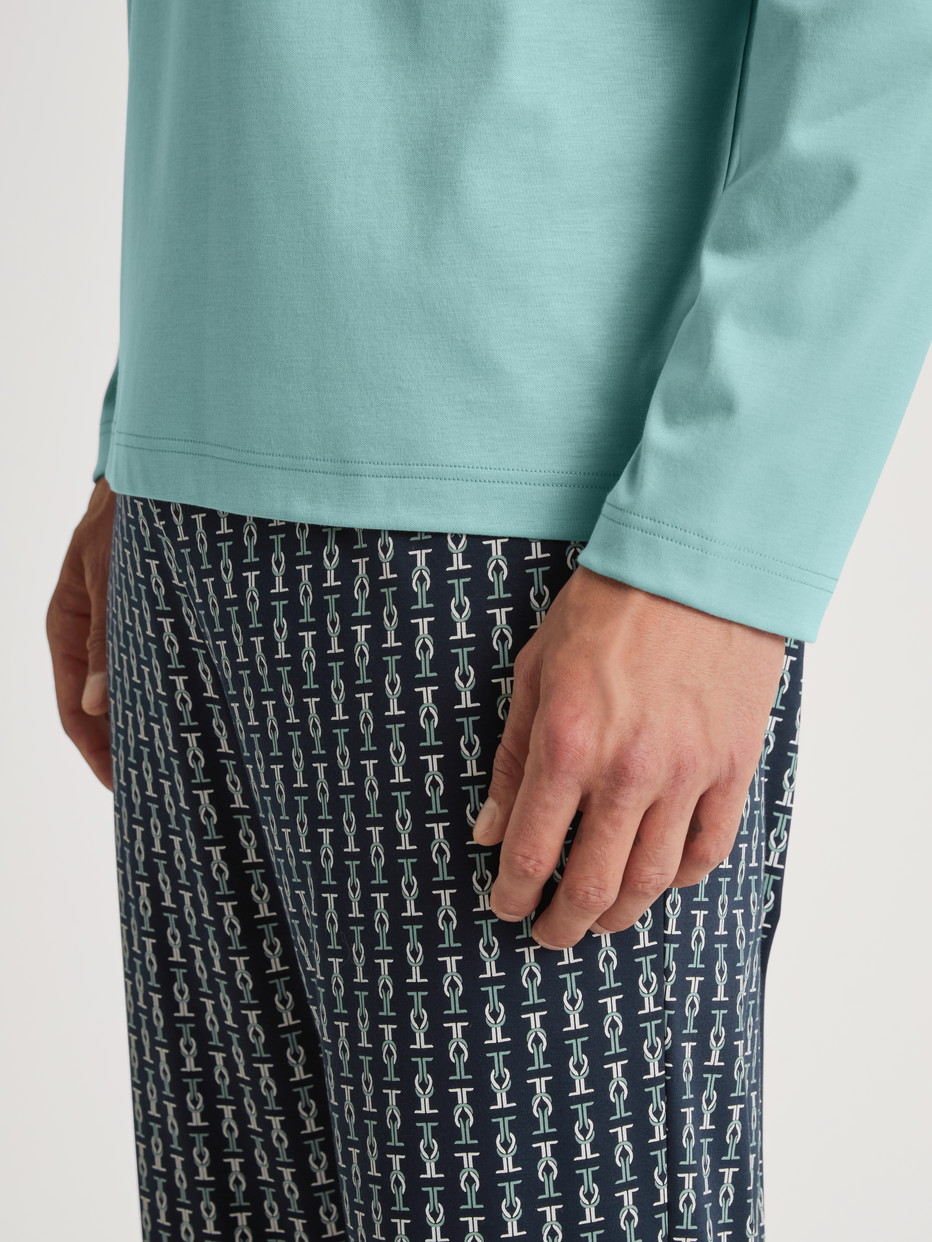 Herren-Model trägt Pyjama, lang aus 100% Baumwolle in Türkis, Gemustert aus Serie Relax Selected 2 von CALIDA, Zusatzbild