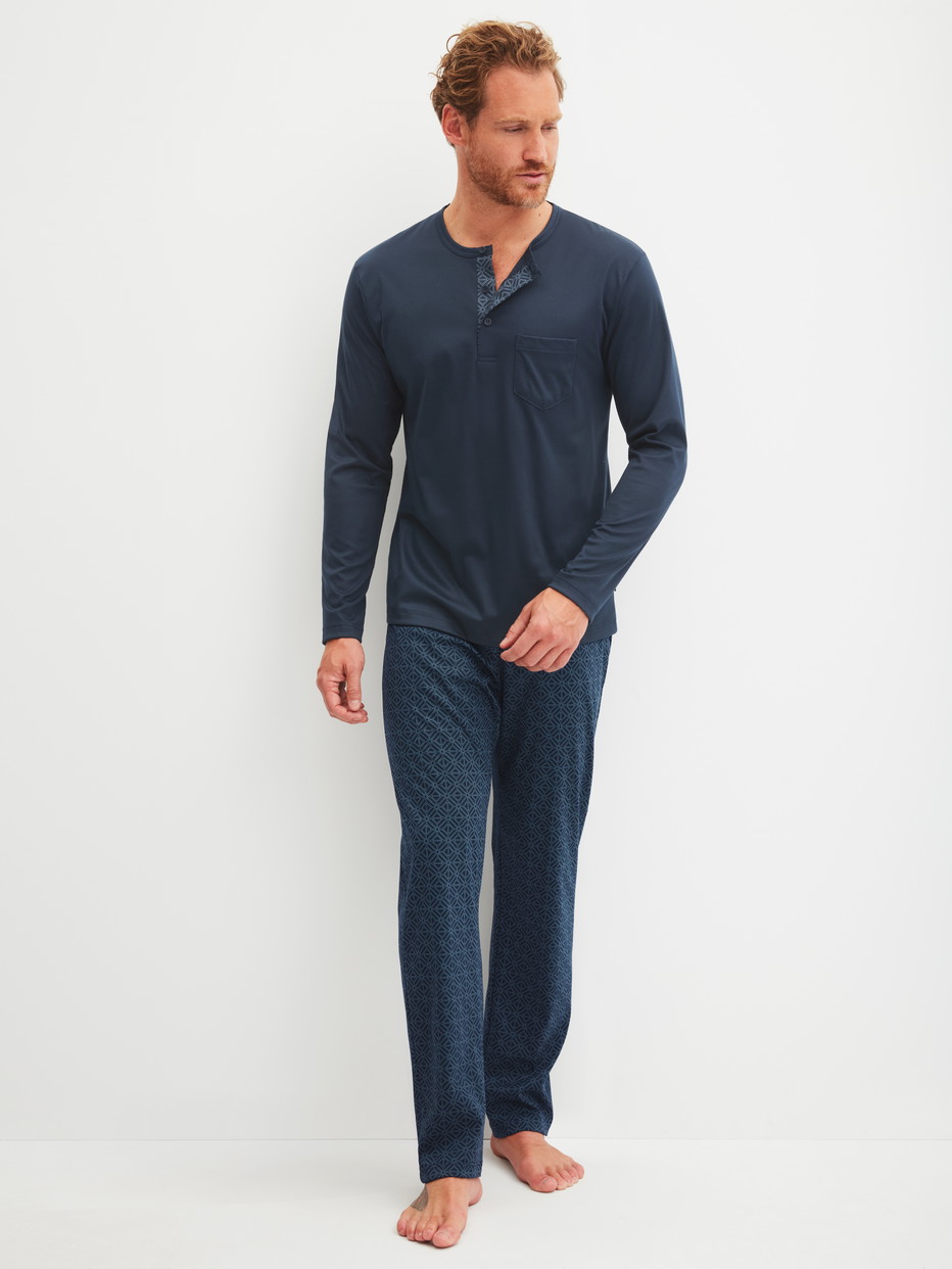 Herren-Model trägt Pyjama, lang aus 100% Baumwolle in Blau, Gemustert aus Serie Relax Selected 2 von CALIDA, Vorderansicht