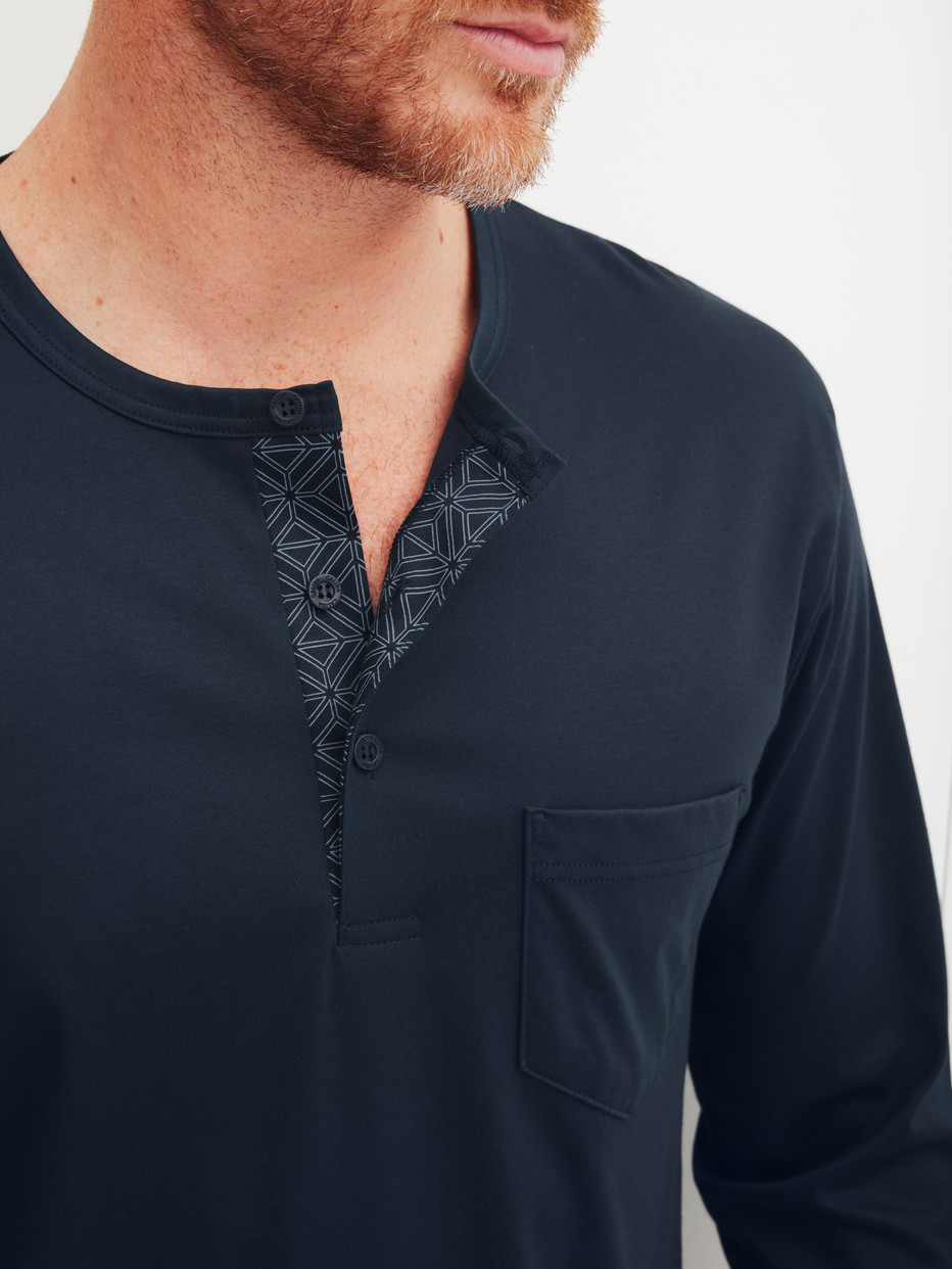 Herren-Model trägt Pyjama, lang aus 100% Baumwolle in Blau, Gemustert aus Serie Relax Selected 2 von CALIDA, Detail
