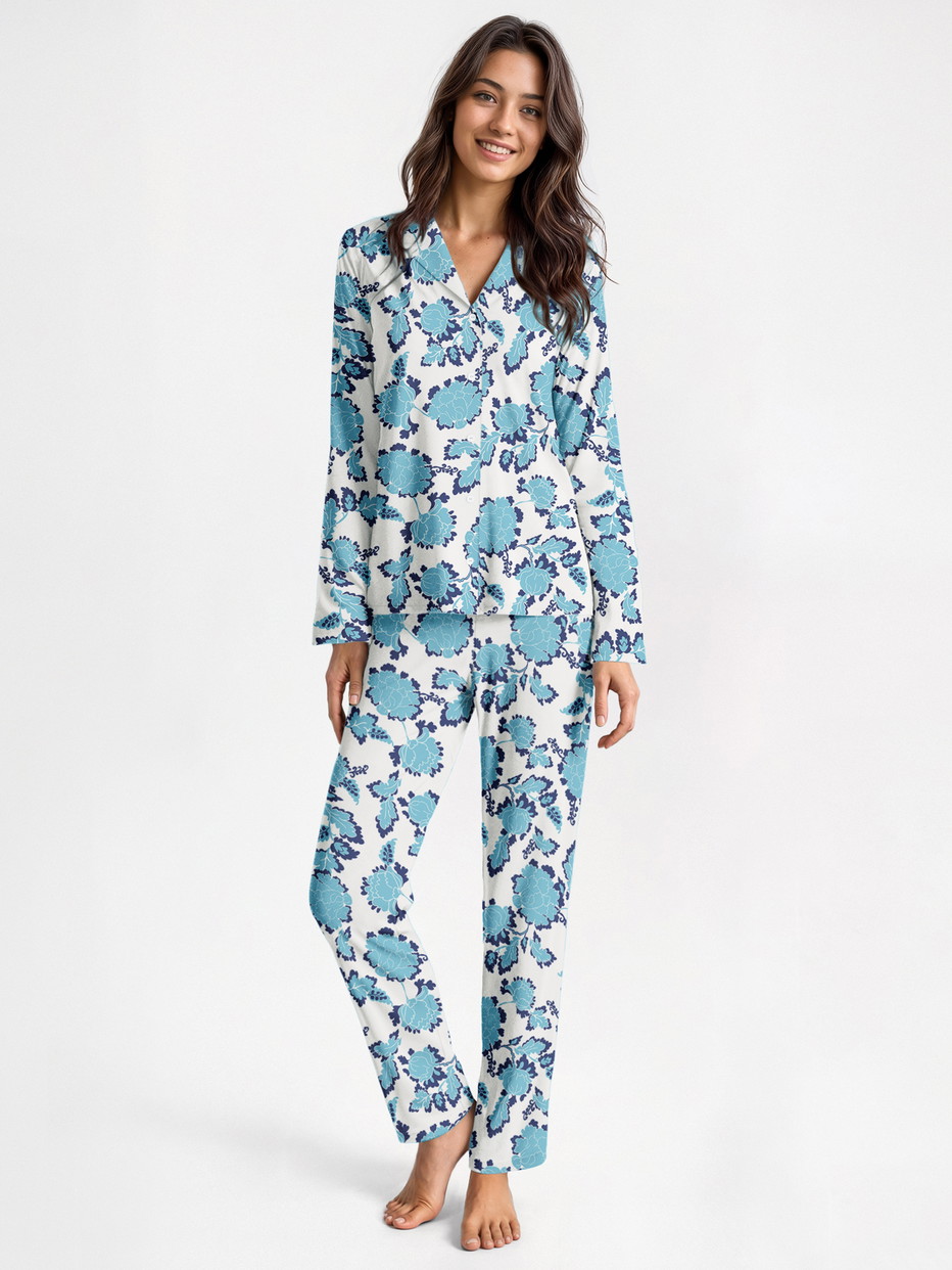 Damen-Model trägt Pyjama mit Knöpfen aus 100% Baumwolle in Blau, Floral aus Serie Nightwear Xtra von CALIDA, Vorderansicht