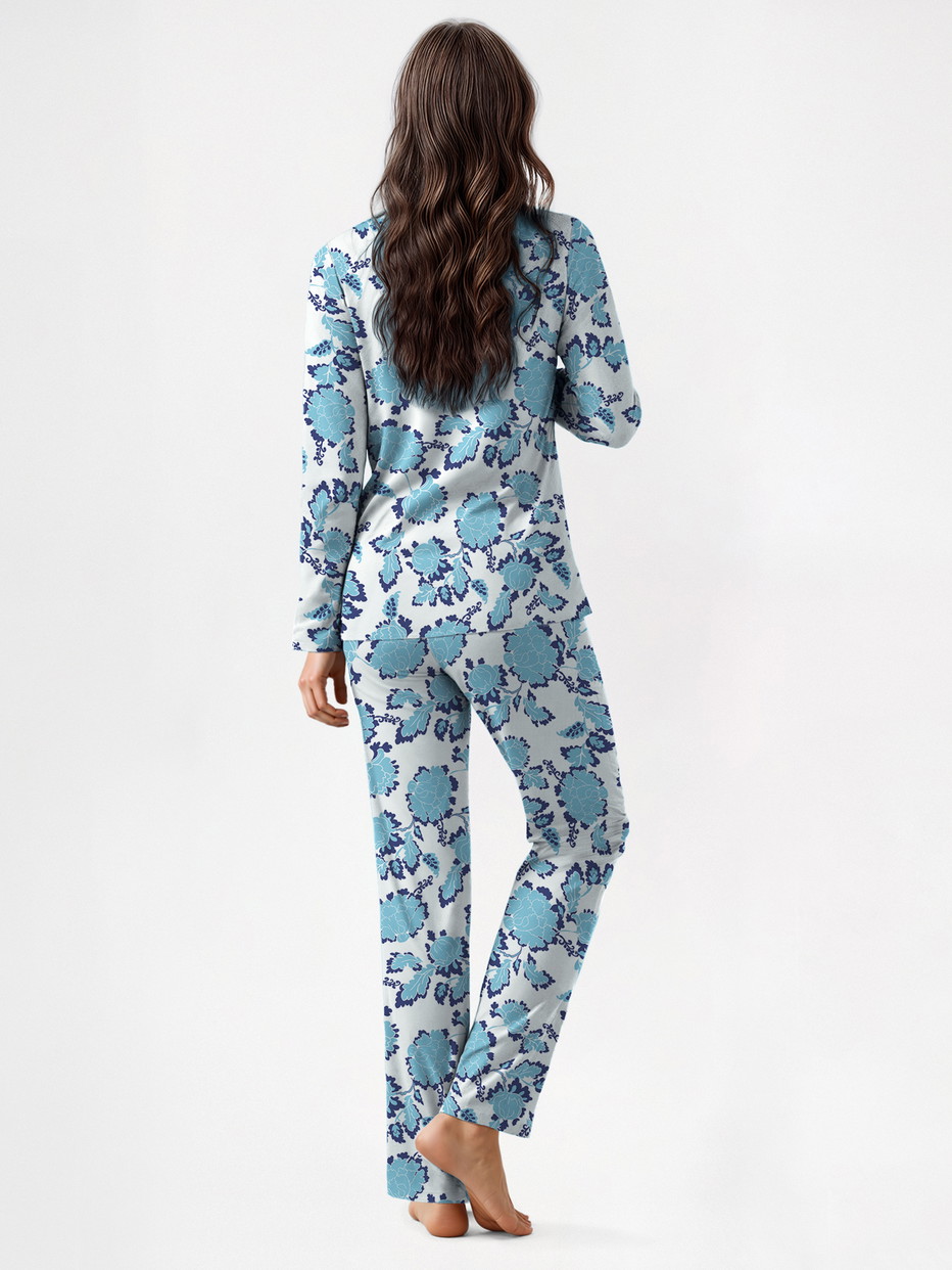 Damen-Model trägt Pyjama mit Knöpfen aus 100% Baumwolle in Blau, Floral aus Serie Nightwear Xtra von CALIDA, Rückansicht