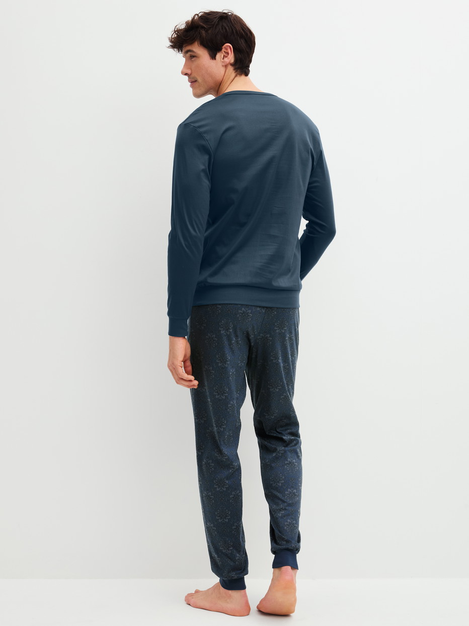 Herren-Model trägt Bündchen-Pyjama aus 100% Baumwolle in Grau, Floral aus Serie Relax Selected 4 von CALIDA, Rückansicht