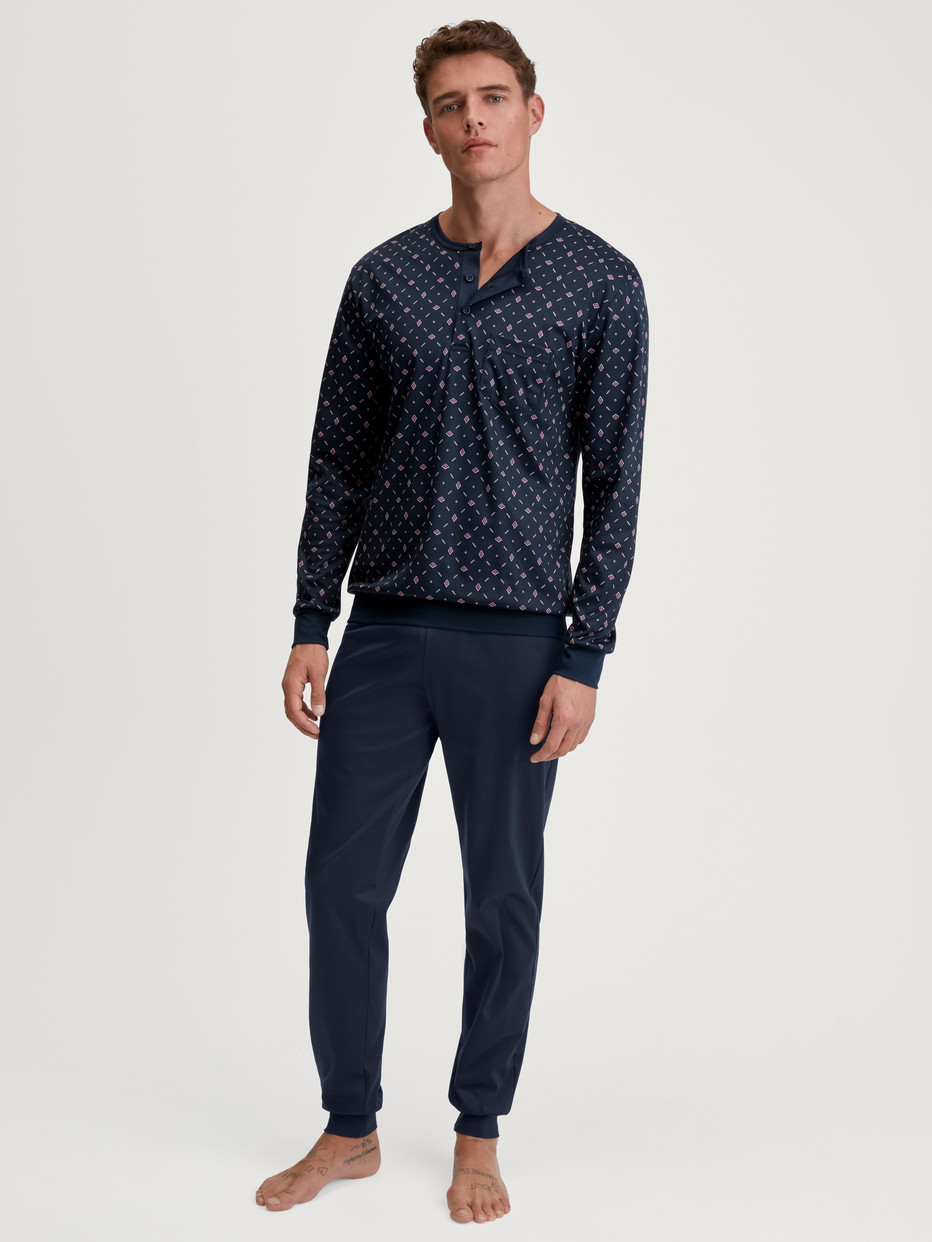 La modella / Il modello Uomo indossa Pigiama con polsini in 100% cotone di colore Blu, Modello, della serie Relax Selected 4 di CALIDA, Vista frontale