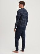Herren-Model trägt Bündchen-Pyjama aus 100% Baumwolle in Blau, Gemustert aus Serie Relax Selected 4 von CALIDA, Rückansicht