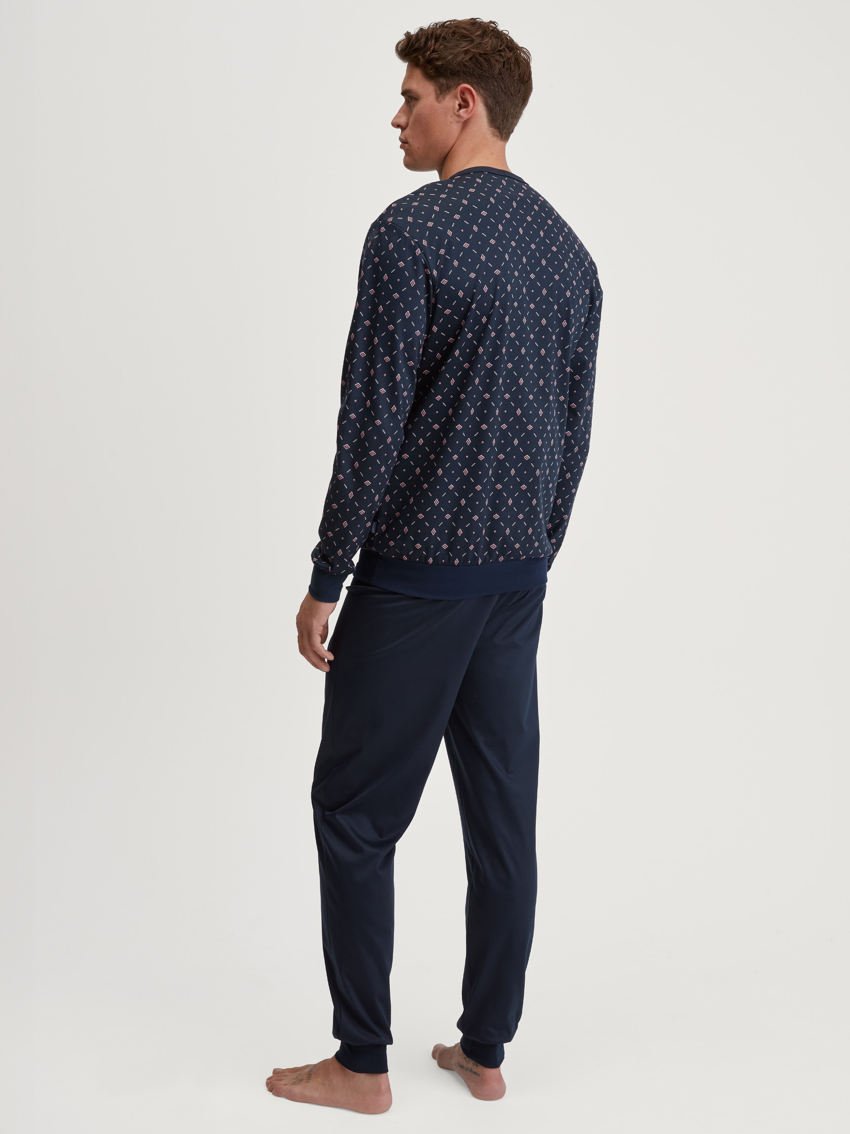 Herren-Model trägt Bündchen-Pyjama aus 100% Baumwolle in Blau, Gemustert aus Serie Relax Selected 4 von CALIDA, Rückansicht