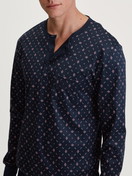 Herren-Model trägt Bündchen-Pyjama aus 100% Baumwolle in Blau, Gemustert aus Serie Relax Selected 4 von CALIDA, Detail