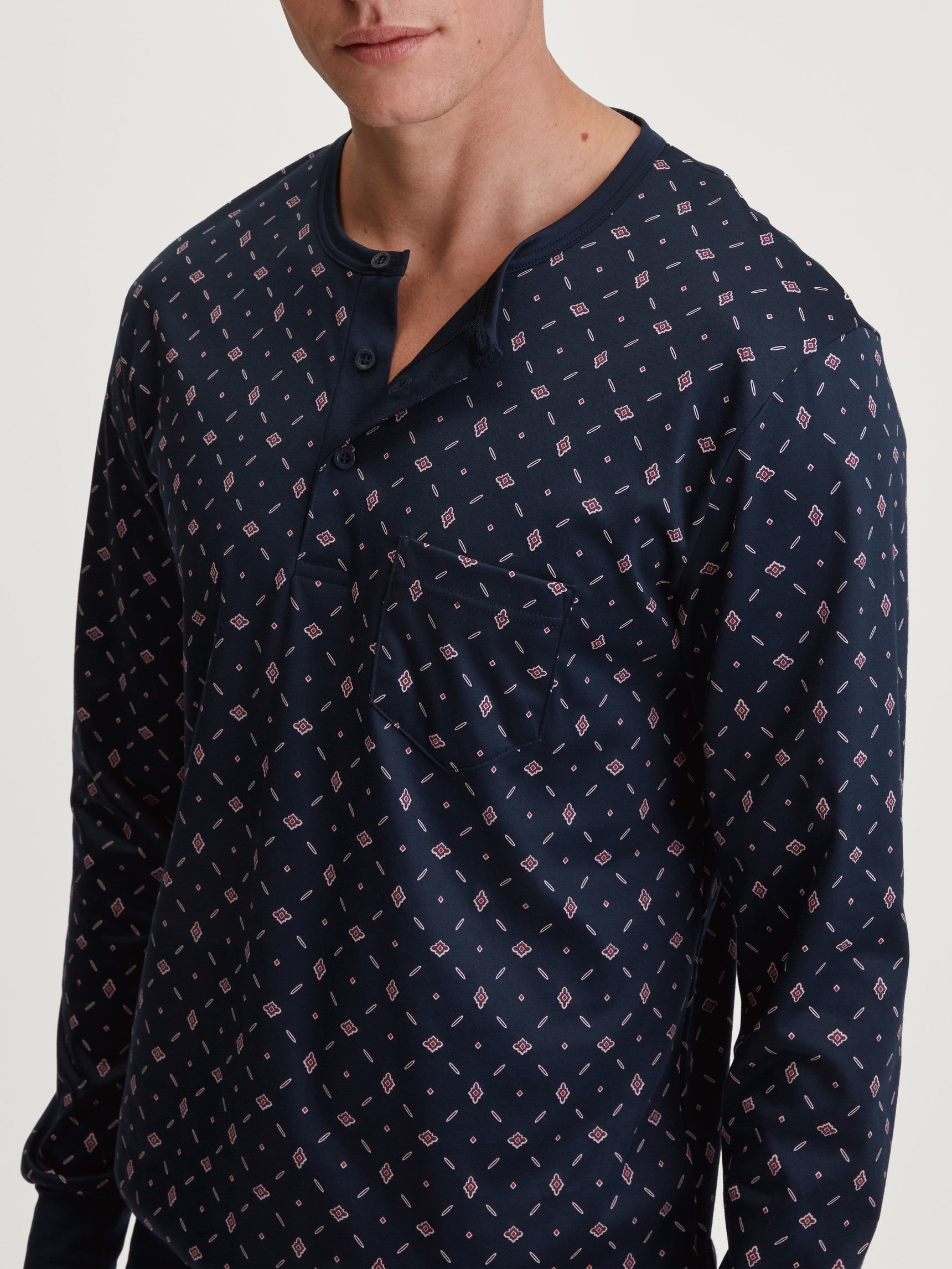 Herren-Model trägt Bündchen-Pyjama aus 100% Baumwolle in Blau, Gemustert aus Serie Relax Selected 4 von CALIDA, Detail
