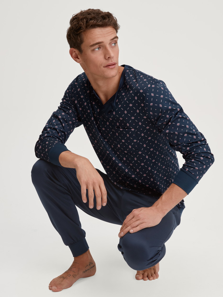 La modella / Il modello Uomo indossa Pigiama con polsini in 100% cotone di colore Blu, Modello, della serie Relax Selected 4 di CALIDA, Immagine aggiuntiva