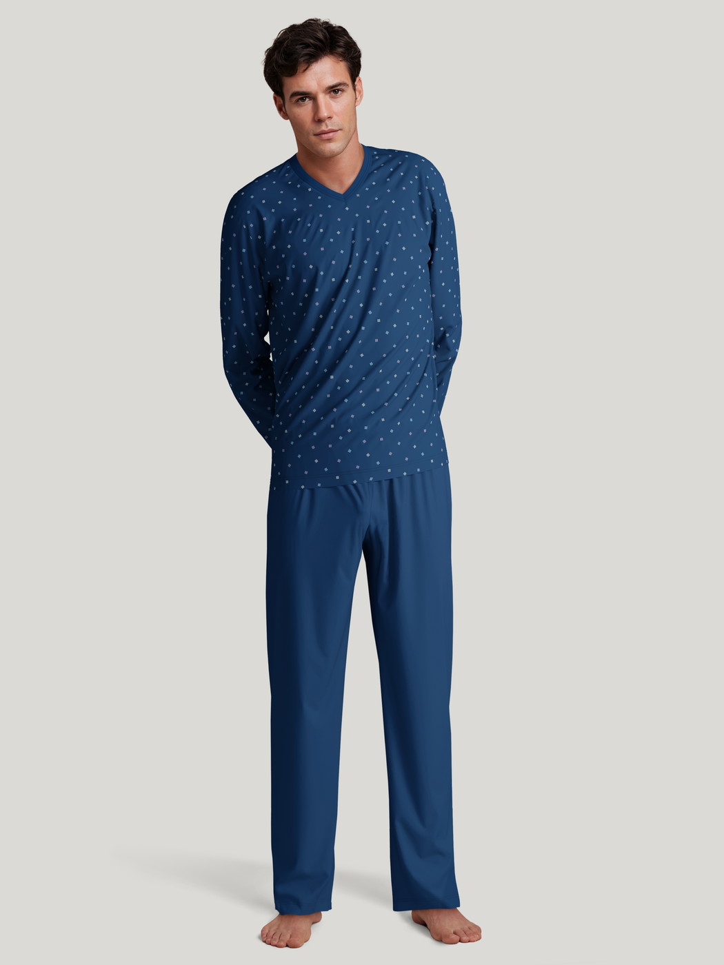 La modella / Il modello Uomo indossa Pigiama in 100% cotone di colore Blu, Modello, della serie Nightwear Xtra di CALIDA, Vista frontale