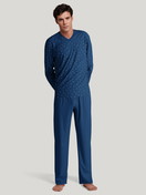La modella / Il modello Uomo indossa Pigiama in 100% cotone di colore Blu, Modello, della serie Nightwear Xtra di CALIDA, Vista frontale