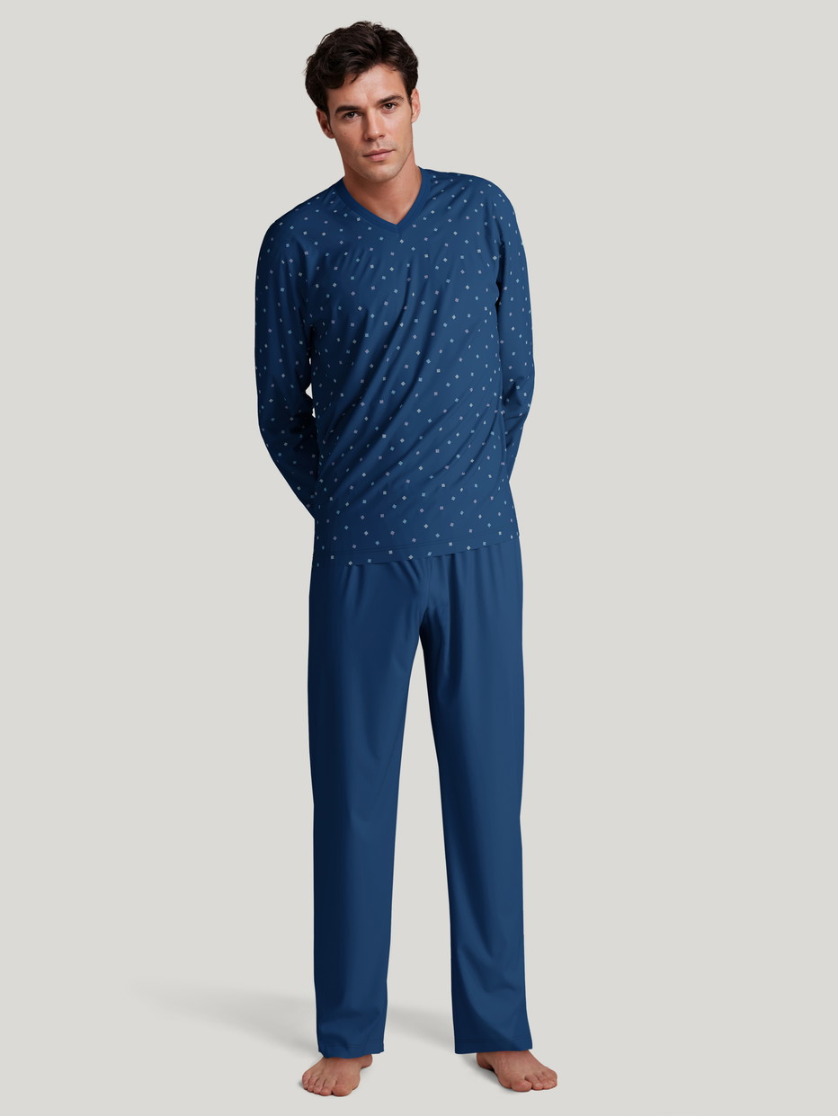 La modella / Il modello Uomo indossa Pigiama in 100% cotone di colore Blu, Modello, della serie Nightwear Xtra di CALIDA, Vista frontale