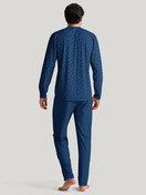 La modella / Il modello Uomo indossa Pigiama in 100% cotone di colore Blu, Modello, della serie Nightwear Xtra di CALIDA, Vista posteriore