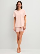 Damen-Model trägt Kurz-Pyjama aus 100% Baumwolle in Rosa, Gemustert aus Serie Easter Nights von CALIDA, Vorderansicht