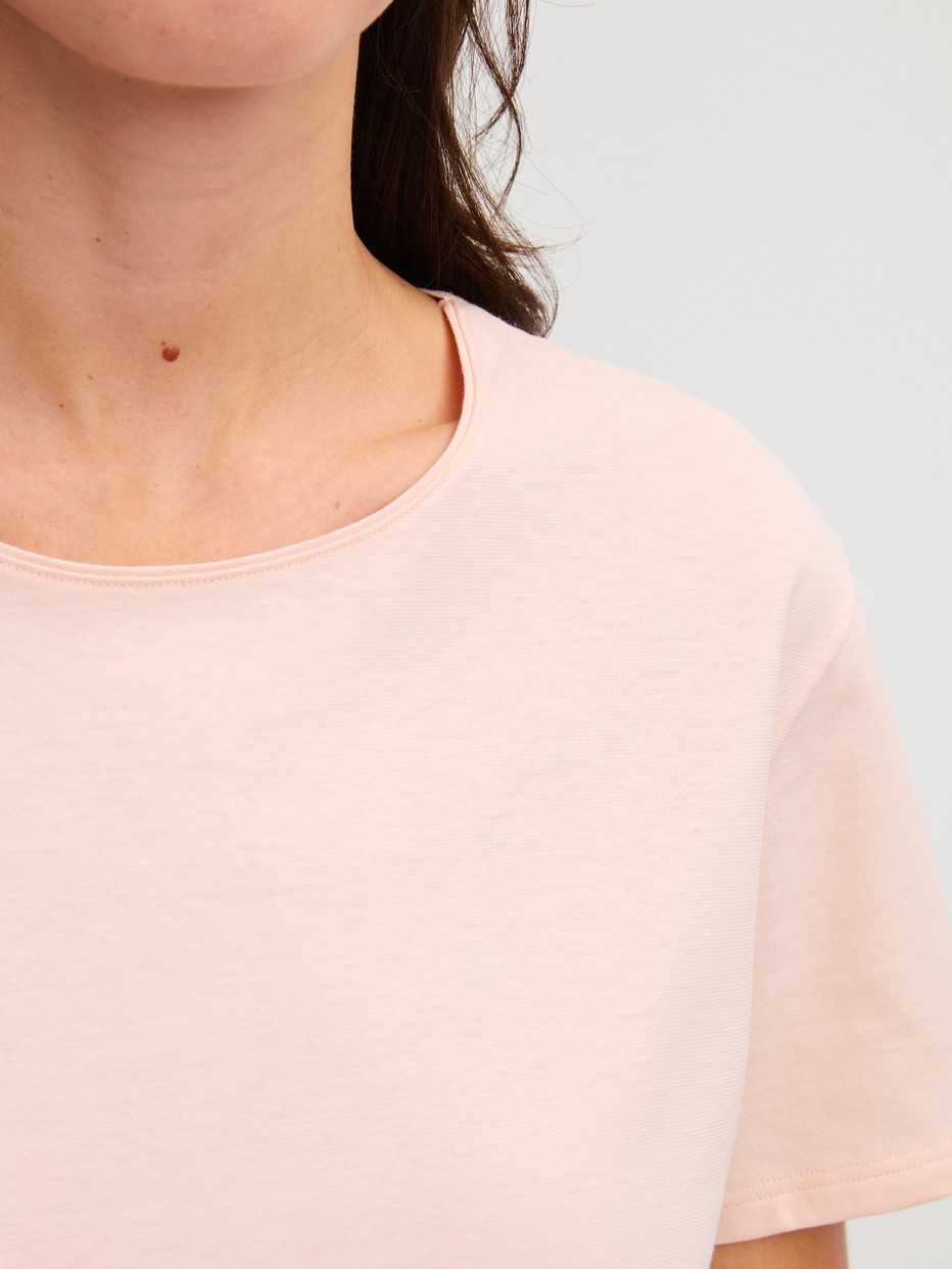 Damen-Model trägt Kurz-Pyjama aus 100% Baumwolle in Rosa, Gemustert aus Serie Easter Nights von CALIDA, Detail