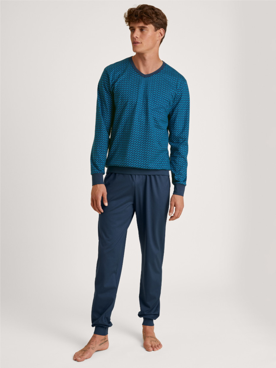 Herren-Model trägt Bündchen-Pyjama aus 100% Baumwolle in Türkis, Gemustert aus Serie Nightwear Xtra von CALIDA, Vorderansicht