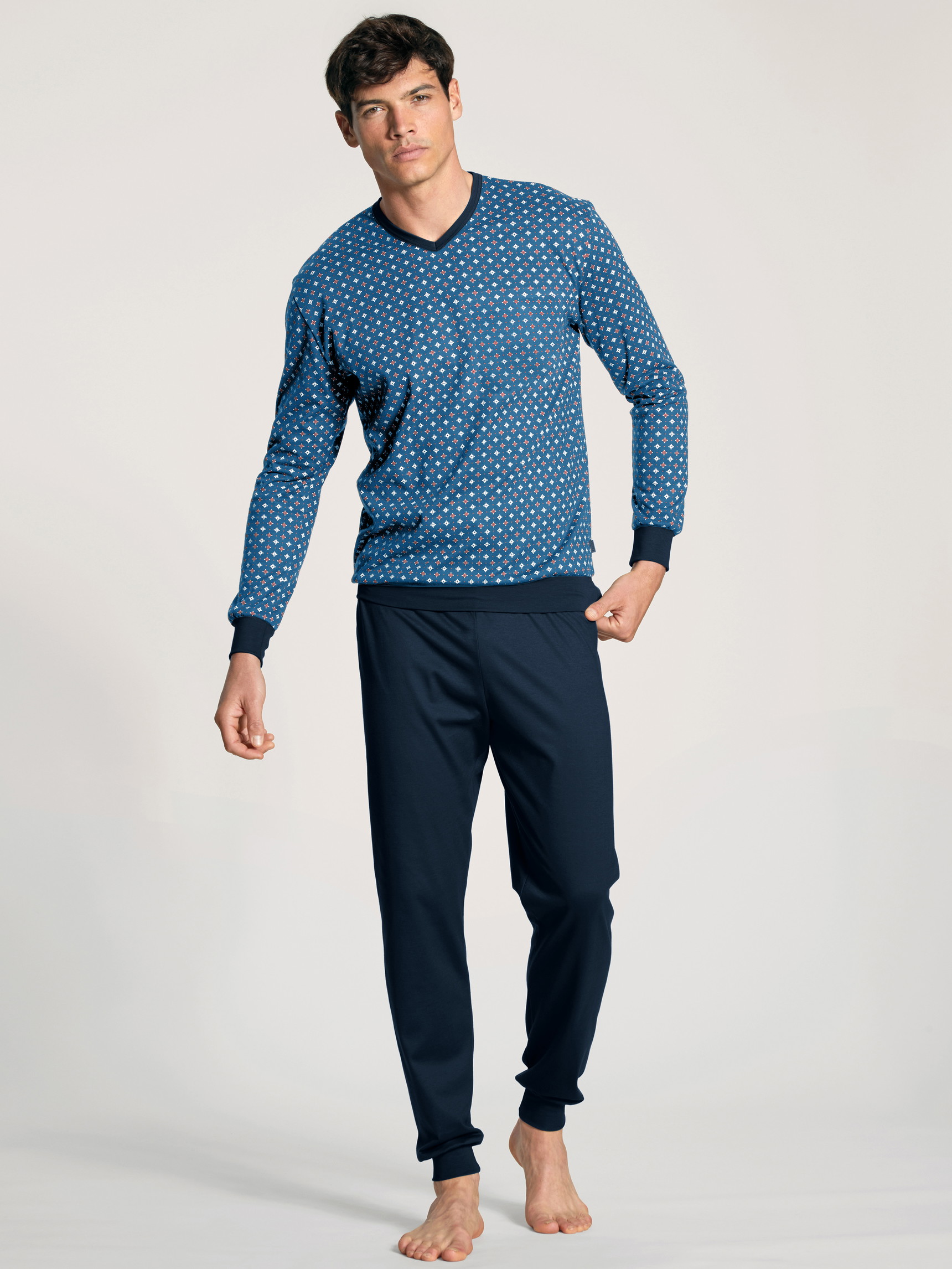 Herren-Model trägt Bündchen-Pyjama aus 100% Baumwolle in Blau, Gemustert aus Serie Nightwear Xtra von CALIDA, Vorderansicht