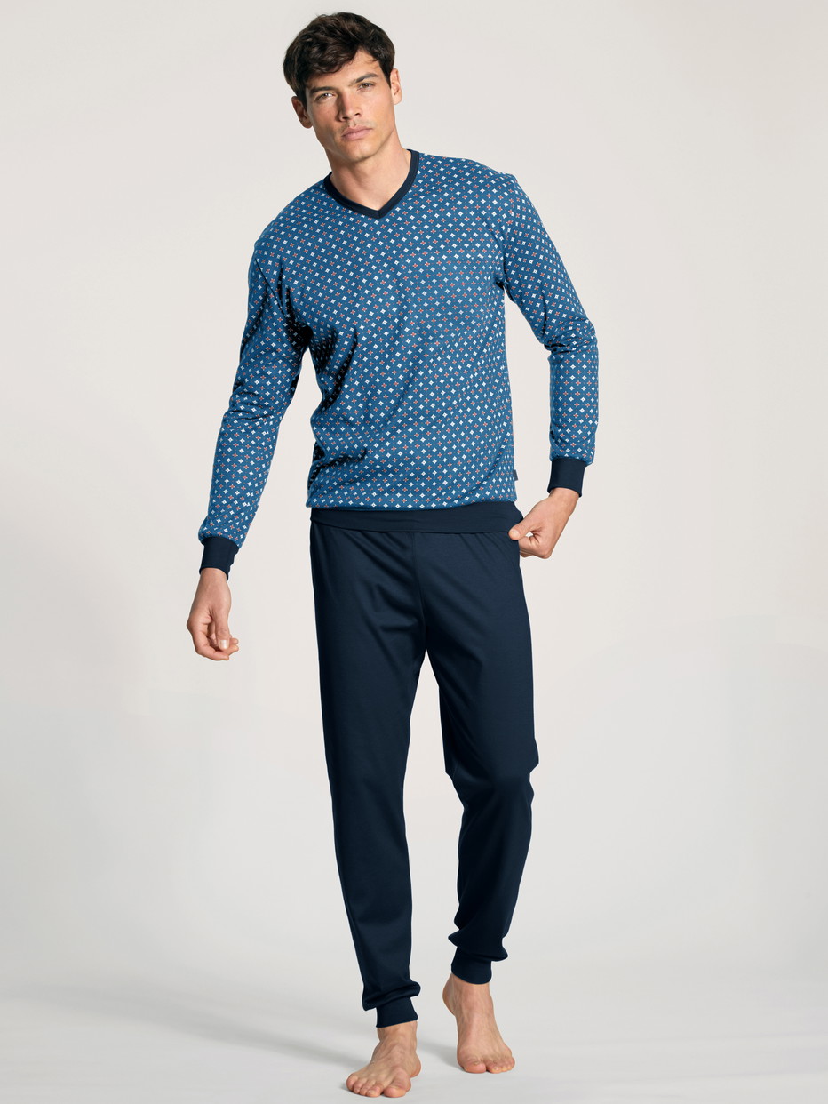 Herren-Model trägt Bündchen-Pyjama aus 100% Baumwolle in Blau, Gemustert aus Serie Nightwear Xtra von CALIDA, Vorderansicht