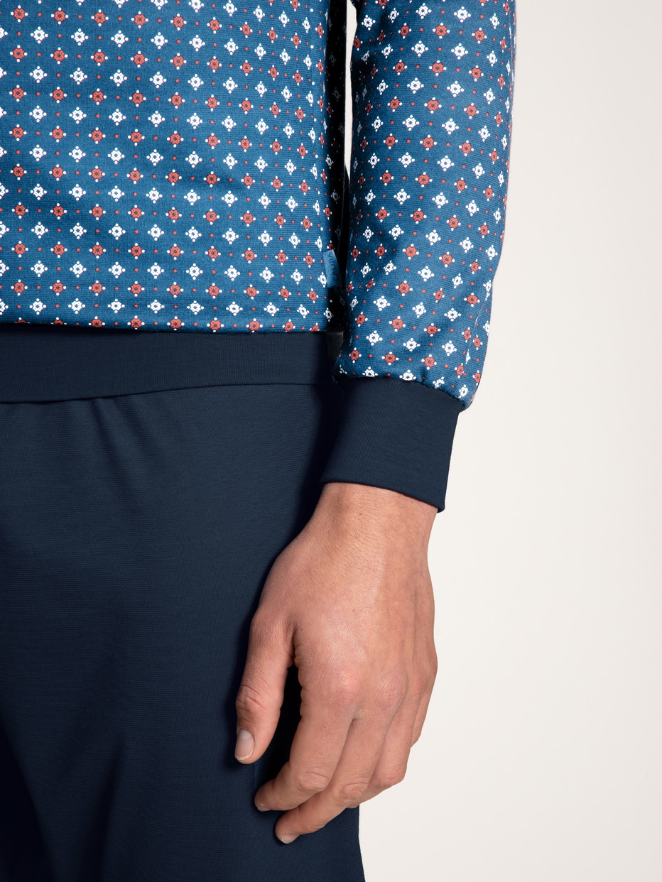 Herren-Model trägt Bündchen-Pyjama aus 100% Baumwolle in Blau, Gemustert aus Serie Nightwear Xtra von CALIDA, Detail