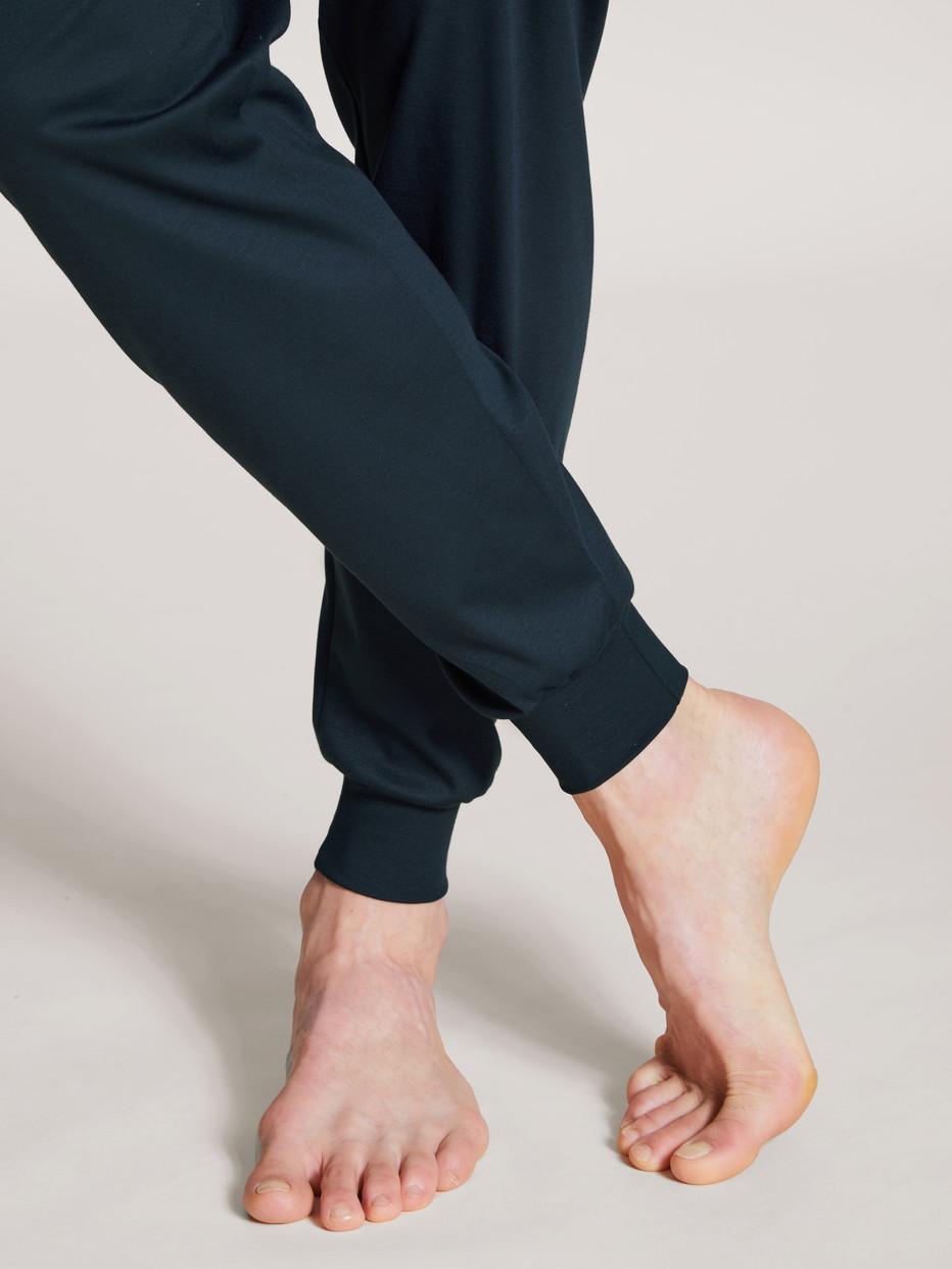 Herren-Model trägt Bündchen-Pyjama aus 100% Baumwolle in Blau, Gemustert aus Serie Nightwear Xtra von CALIDA, Detail