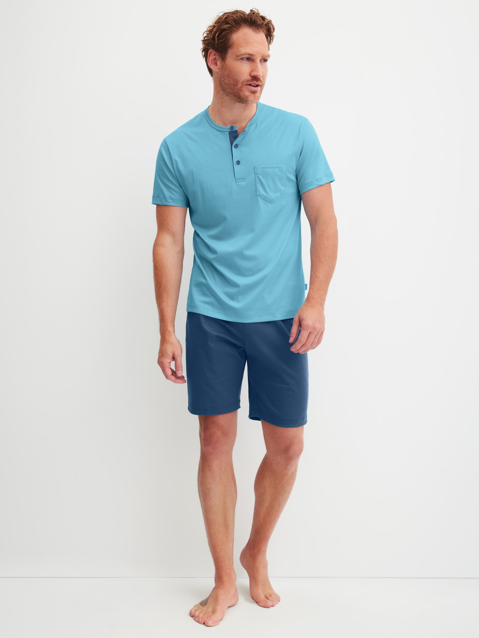 Herren-Model trägt Kurz-Pyjama aus Pima® Baumwolle in Blau, Gemustert aus Serie Relax Superlight von CALIDA, Vorderansicht