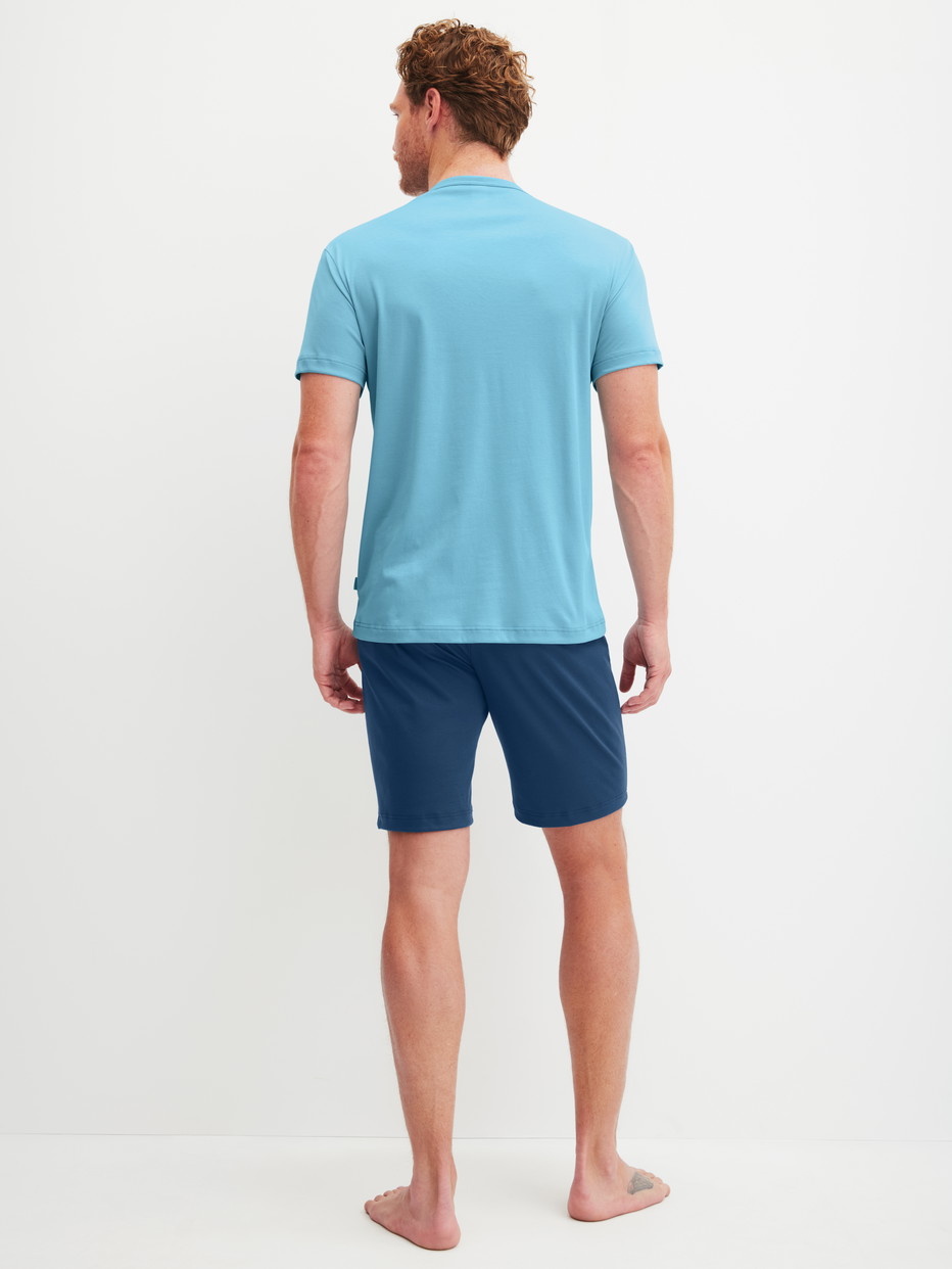 Herren-Model trägt Kurz-Pyjama aus Pima® Baumwolle in Blau, Gemustert aus Serie Relax Superlight von CALIDA, Rückansicht