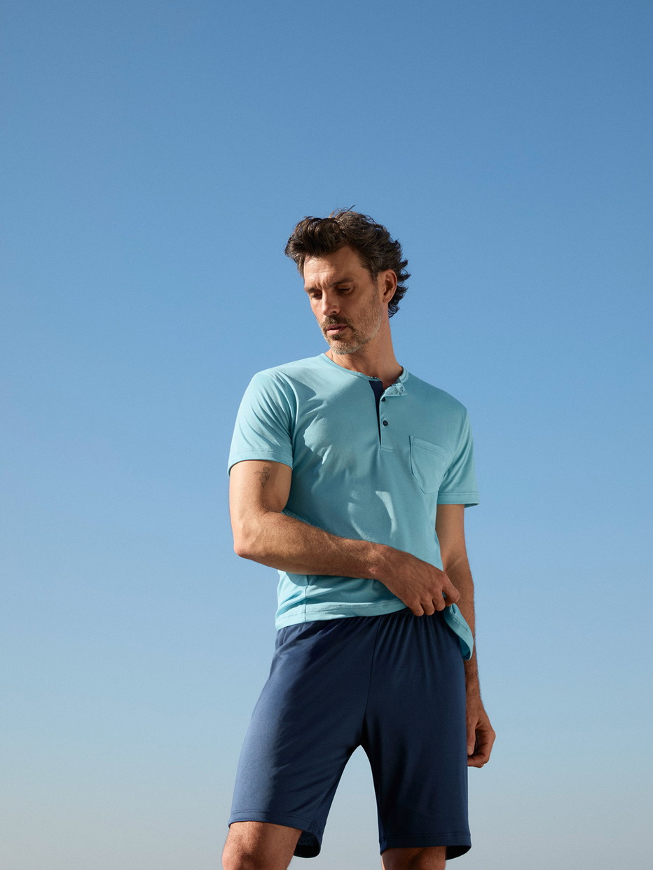 Herren-Model trägt Kurz-Pyjama aus Pima® Baumwolle in Blau, Gemustert aus Serie Relax Superlight von CALIDA, Vorderansicht