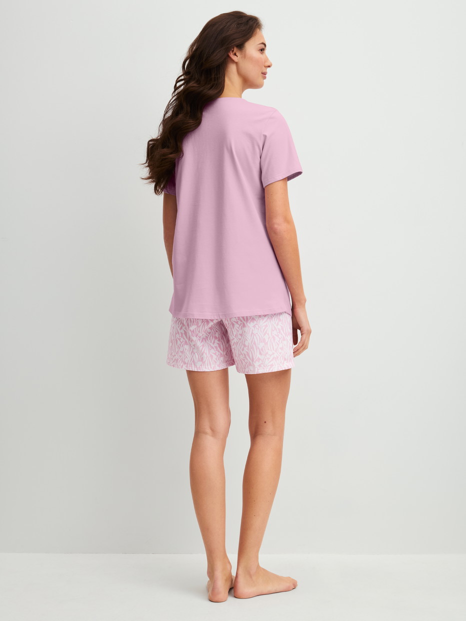 Le mannequin Femme porte le/la Pyjama court en 100% coton de couleur Violet, À motifs, de la série Blooming Nights de CALIDA, Vue arrière