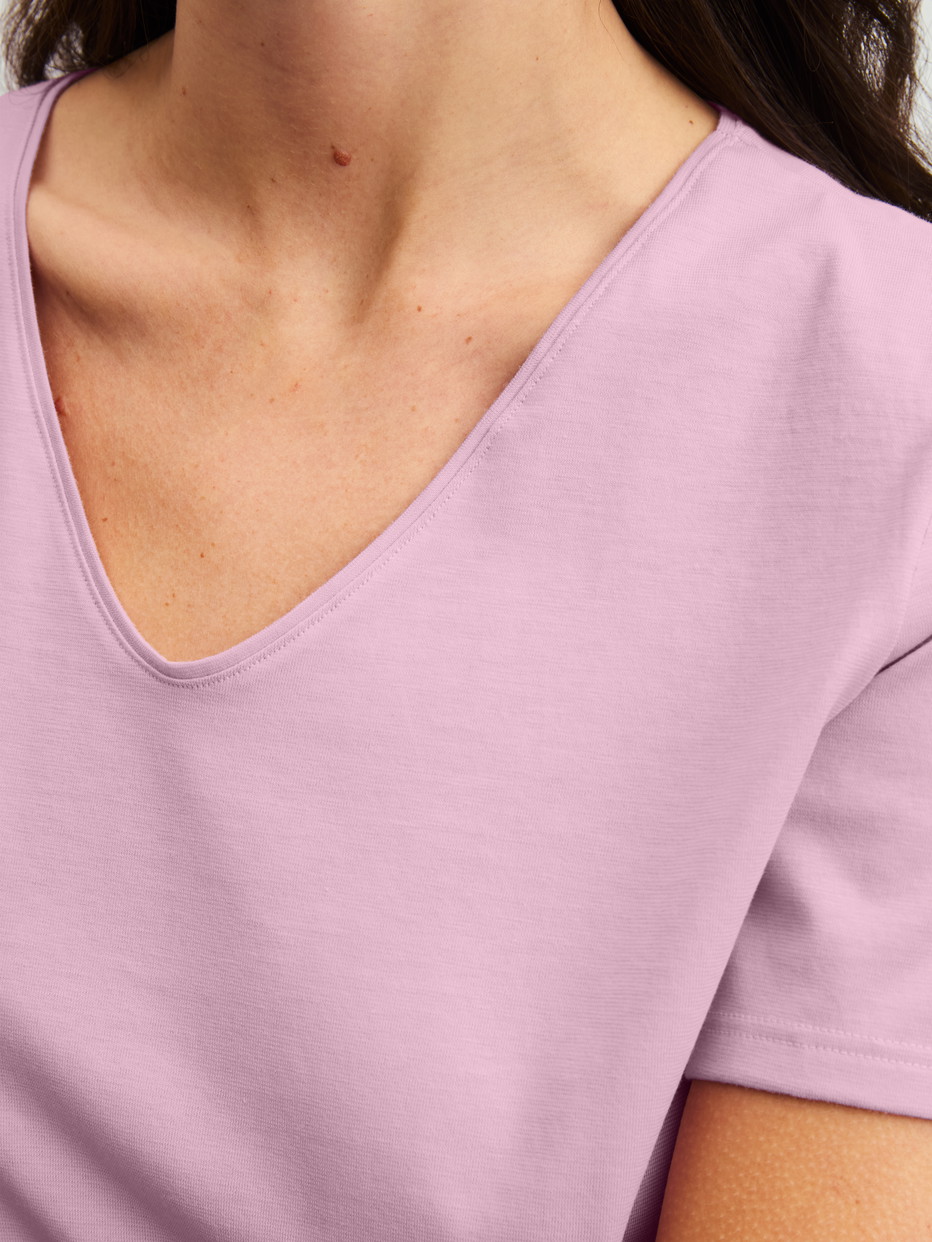 Le mannequin Femme porte le/la Pyjama court en 100% coton de couleur Violet, À motifs, de la série Blooming Nights de CALIDA, Détail