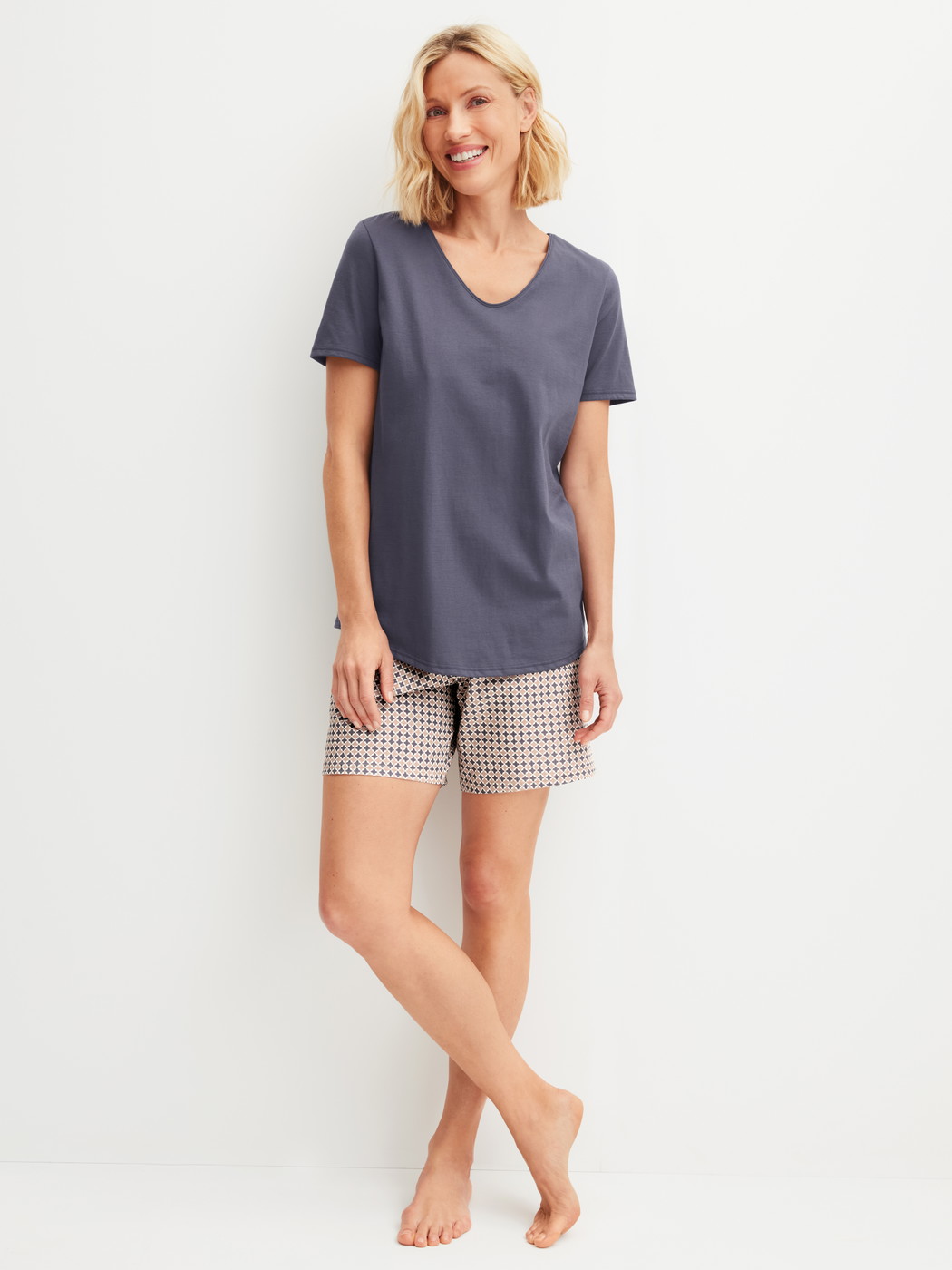 Damen-Model trägt Kurz-Pyjama aus 100% Baumwolle in Blau, Gemustert aus Serie Graphic Nights von CALIDA, Vorderansicht