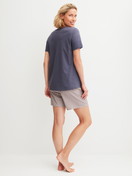 Damen-Model trägt Kurz-Pyjama aus 100% Baumwolle in Blau, Gemustert aus Serie Graphic Nights von CALIDA, Rückansicht