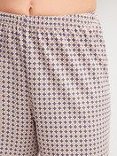 Damen-Model trägt Kurz-Pyjama aus 100% Baumwolle in Blau, Gemustert aus Serie Graphic Nights von CALIDA, Detail