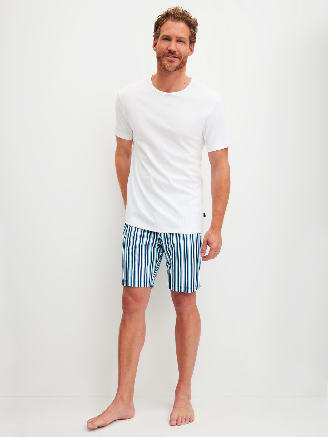 La modella / Il modello Uomo indossa Pigiama corto in 100% cotone di colore Blu, A righe, della serie Relax Streamline 4 di CALIDA, Vista frontale