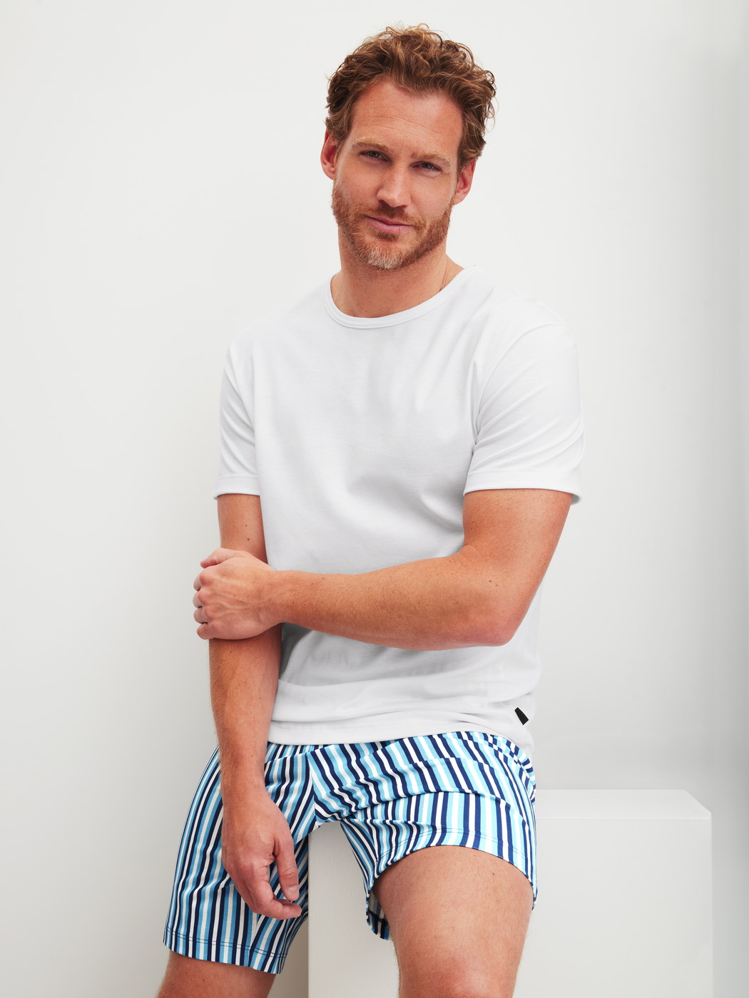 La modella / Il modello Uomo indossa Pigiama corto in 100% cotone di colore Blu, A righe, della serie Relax Streamline 4 di CALIDA, Immagine aggiuntiva