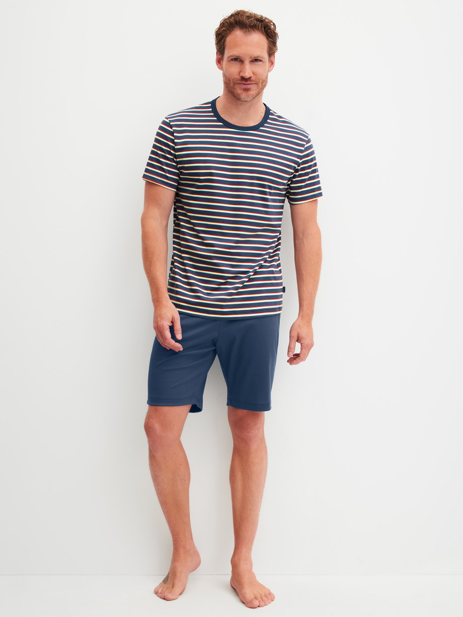 Herren-Model trägt Kurz-Pyjama aus 100% Baumwolle in Blau, Gestreift aus Serie Relax Streamline 3 von CALIDA, Vorderansicht