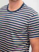 La modella / Il modello Uomo indossa Pigiama corto in 100% cotone di colore Blu, A righe, della serie Relax Streamline 3 di CALIDA, Dettaglio