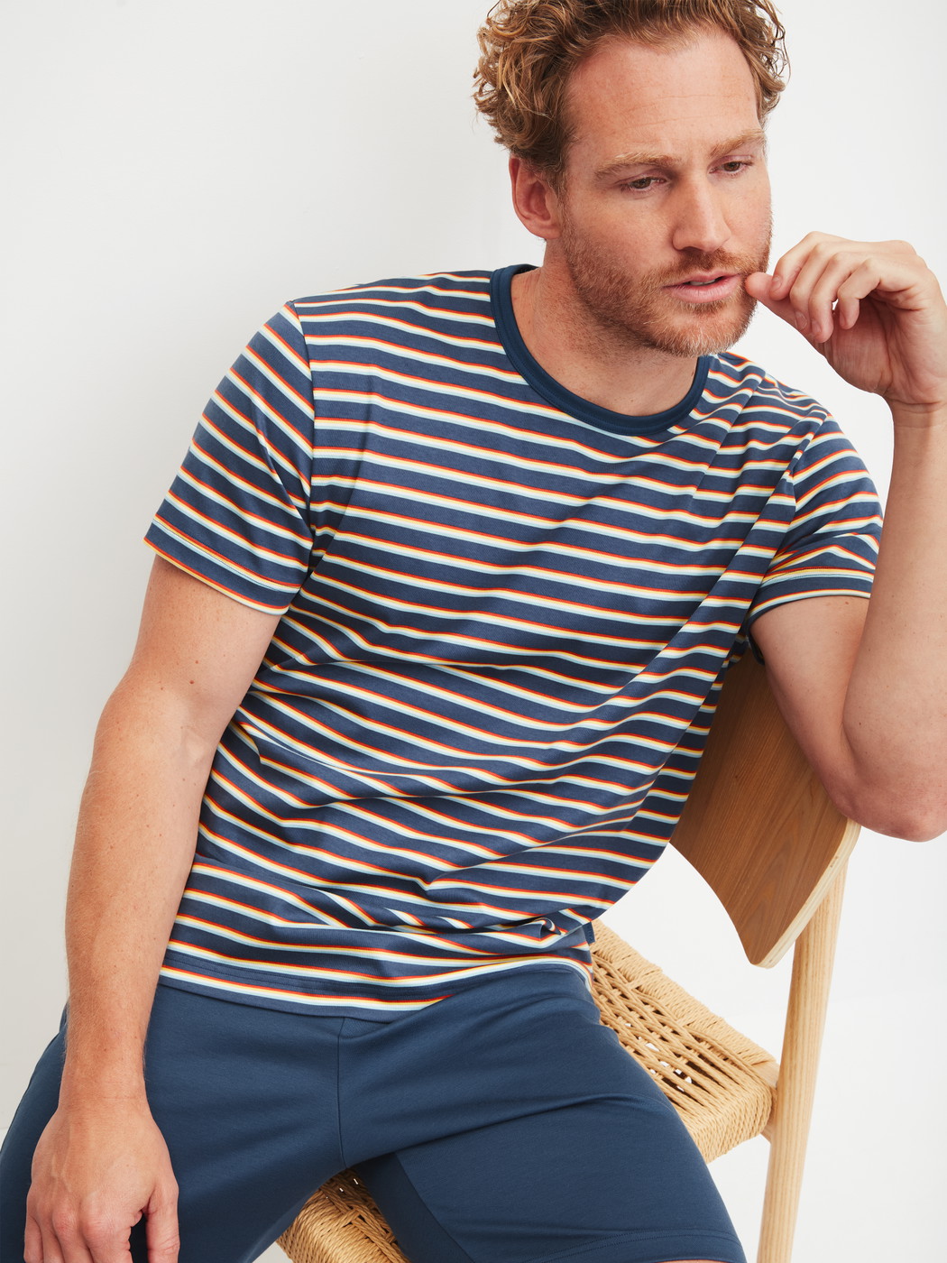 La modella / Il modello Uomo indossa Pigiama corto in 100% cotone di colore Blu, A righe, della serie Relax Streamline 3 di CALIDA, Immagine aggiuntiva