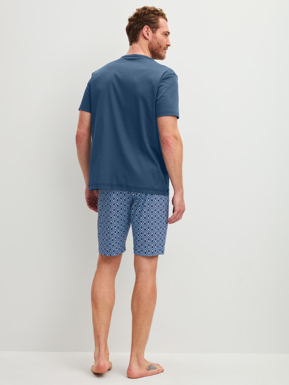 Herren-Model trägt Kurz-Pyjama aus 100% Baumwolle in Blau, Kariert aus Serie Relax Streamline 2 von CALIDA, Rückansicht