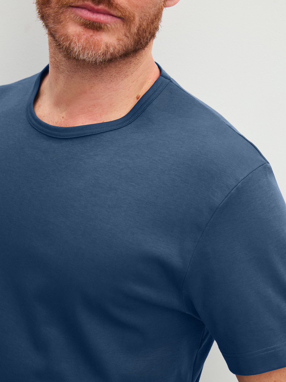 Herren-Model trägt Kurz-Pyjama aus 100% Baumwolle in Blau, Kariert aus Serie Relax Streamline 2 von CALIDA, Detail