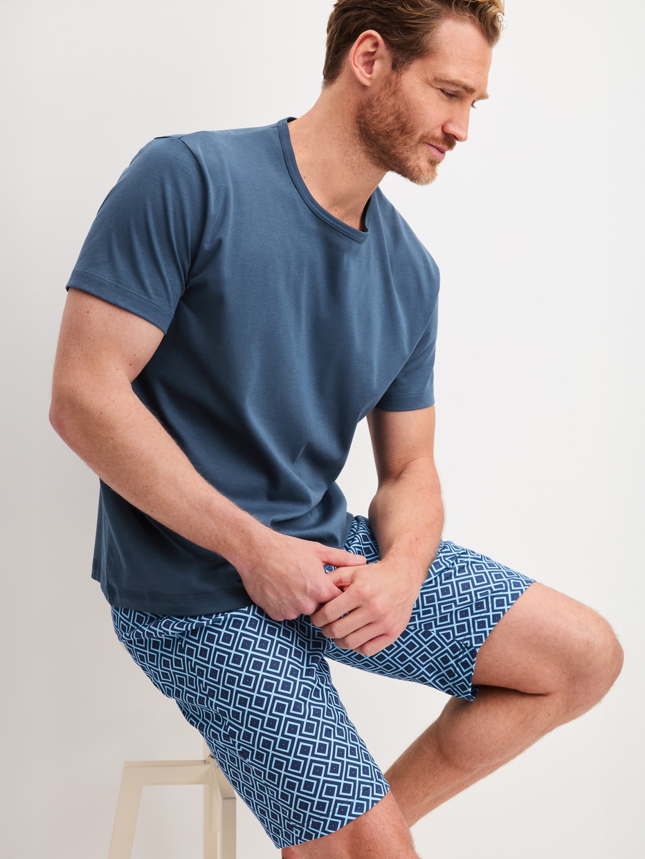 Herren-Model trägt Kurz-Pyjama aus 100% Baumwolle in Blau, Kariert aus Serie Relax Streamline 2 von CALIDA, Zusatzbild