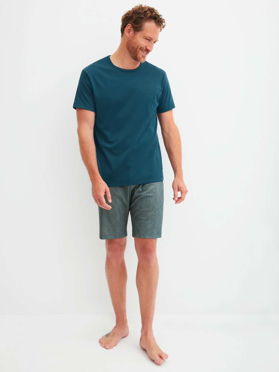 Herren-Model trägt Kurz-Pyjama aus 100% Baumwolle in Türkis, Gemustert aus Serie Relax Streamline 1 von CALIDA, Vorderansicht