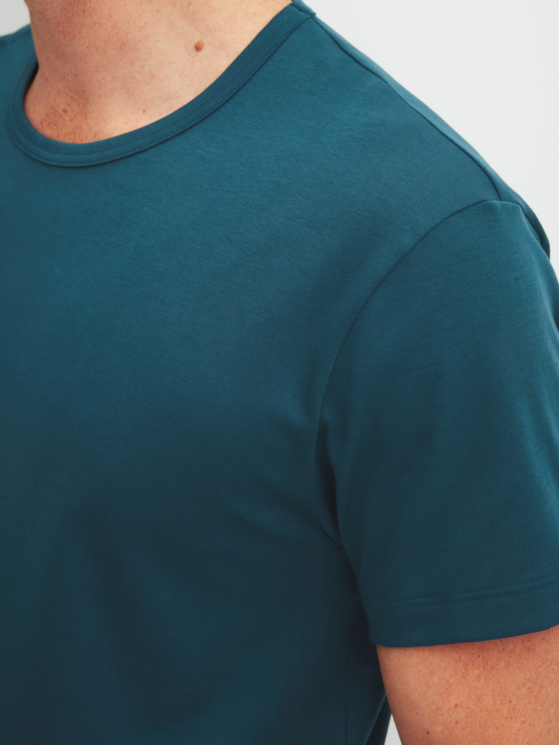 Men model is wearing Short pyjama made of 100% Cotton in Turquoise, Patterned from the Relax Streamline 1 series by CALIDA, Detail