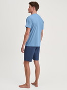 Herren-Model trägt Kurz-Pyjama aus 100% Baumwolle in Blau, Kariert aus Serie Relax Streamline 1 von CALIDA, Rückansicht