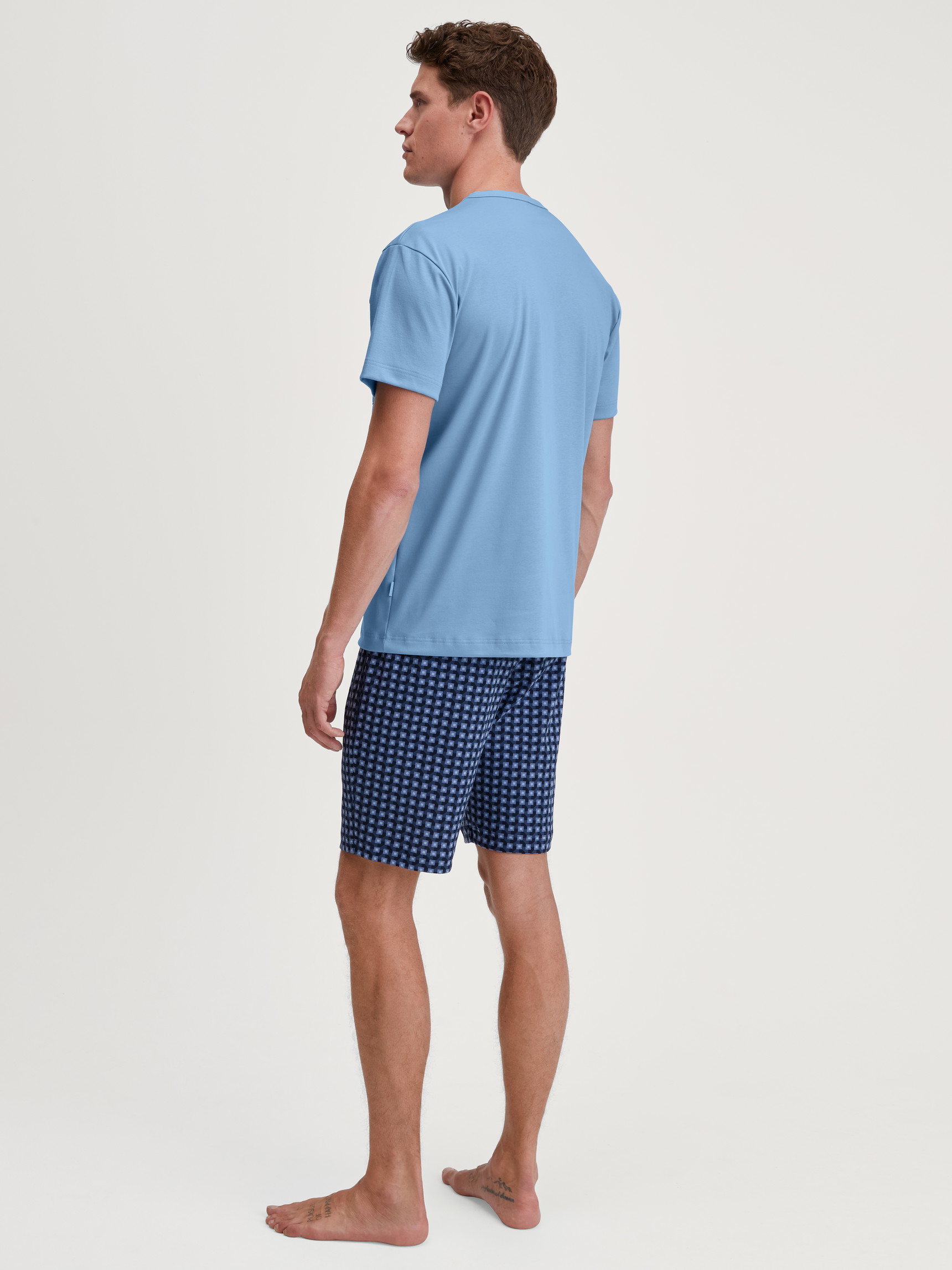 Herren-Model trägt Kurz-Pyjama aus 100% Baumwolle in Blau, Kariert aus Serie Relax Streamline 1 von CALIDA, Rückansicht
